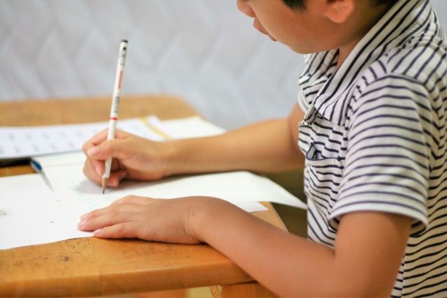 子どもが勉強をしている