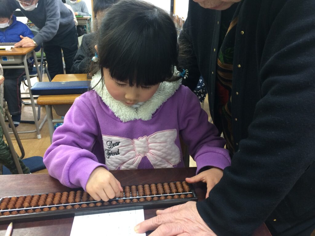 そろばんを弾いている